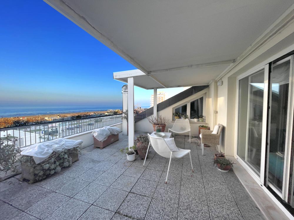 Attico ultimo piano vista mare Riccione centro