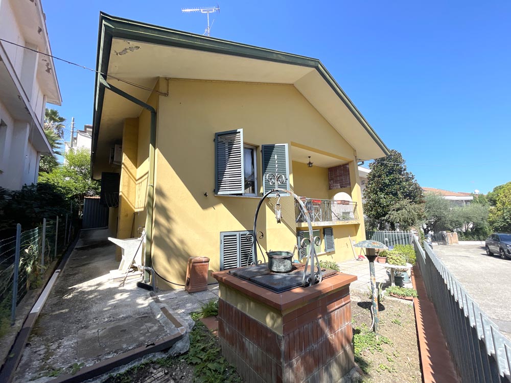 Casa indipendente con taverna, giardino e garage Riccione Paese