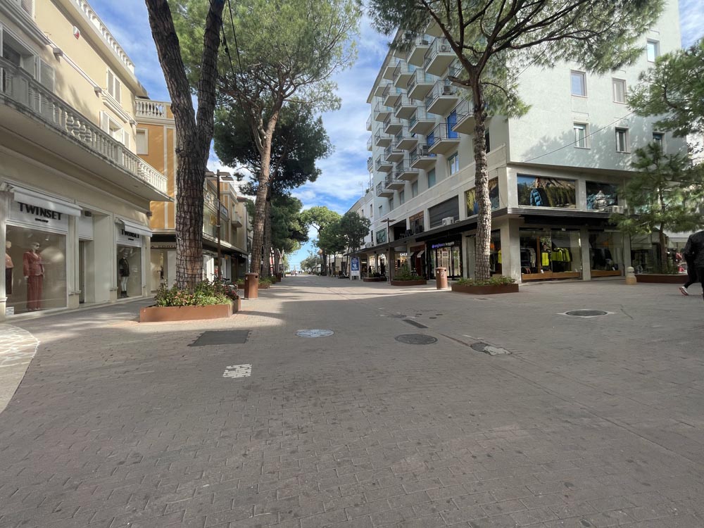 DOPPIO Negozio centralissimo RICCIONE V.LE CECCARINI