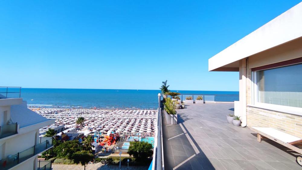 Elegante attico fronte mare
